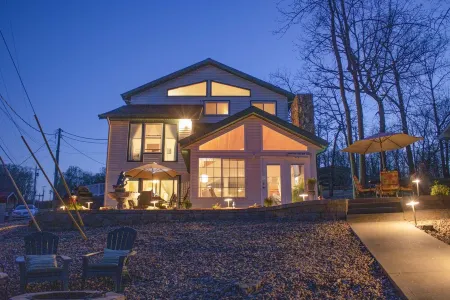 Your Paradise Awaits at the lake. 5bd/3bath big game room.