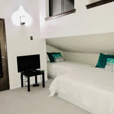 Price Reduction! Spotless Modern Condo, Everything new! Close to slopes!