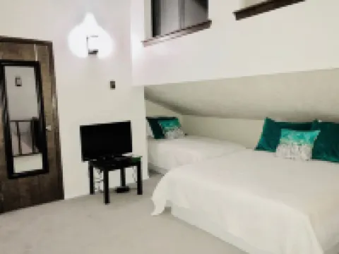 Price Reduction! Spotless Modern Condo, Everything new! Close to slopes!
