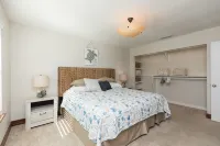 Cozy, 2nd floor apt 5 min walk to bch. PET friendly. FREE bottle of PROSECCO