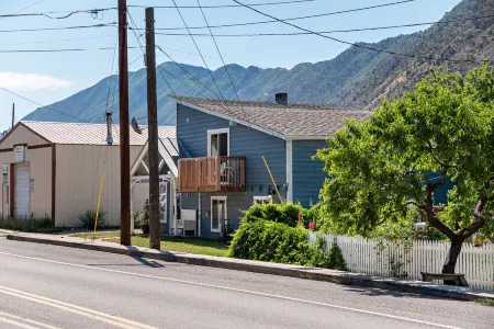 Charming Historic Home, Embrace the Past, Enjoy the Present 13 Mi to GWS Отели в г. Гарфилд