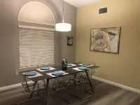Near the strip-and airport -Beautifully furnished with pool- sleeps 6 to 7- 헨더슨-그린 밸리 호텔