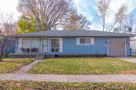 Updated 5 bedroom ranch w/fenced in yard and 100"+ projector near downtown! Отели рядом с достопримечательностью «Taubman College of Architecture and Urban Planning»