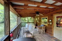 Romantic Cabin overloking pond