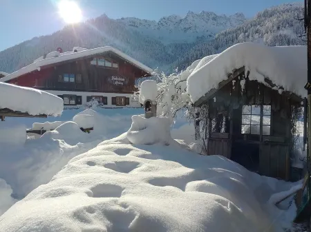 Holzhaus Besler in Hinterstein Self-catering house in the Allgäu Alps Отели в г. Бад-Хинделанг