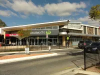 GREAT/SPACIOUS TWO BEDROOM GROUND FLOOR UNIT ONLY 5 MINUTES FROM THE CITY! Hotels in Walkerville