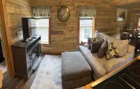 Cozy Couples Farmhouse Cottage- Minutes walk from Swain Ski Resort