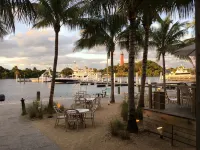 Beautiful Jupiter 3/2.5 + Loft Condo only steps from the beach on Carlin Park!