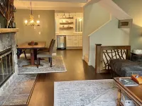 Spacious 3 level townhouse just minutes from the base of Stratton Mountain! Hotels in Winhall