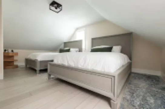 Arianna's Modern Makeover [5 Beds 2 Baths] 鄰近DeVos Place的酒店