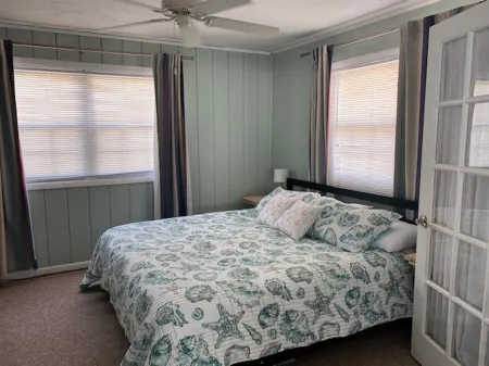 Affordable 2 Bed, 1.5 Bath Beach Views. Hot Tub, Pet Friendly, Fenced Back Yard.