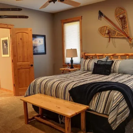 Premier Luxury Home with 6 Br/7 BA, Hot Tub, Game Room, Sharc Passes, A/C