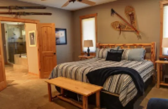 Premier Luxury Home with 6 Br/6 BA, Hot Tub, Game Room, Sharc Passes, A/C