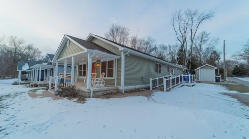 Charming 3-Bedroom House in Michigan City is Handicapp Friendly with a Ramp. Hotels in LaPorte County