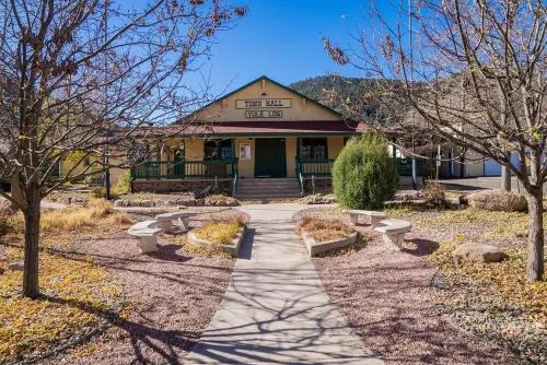 Trailside Cottage! Lovely, warm King bed home in Stunning Palmer Lake! 帕爾默湖住宿飯店