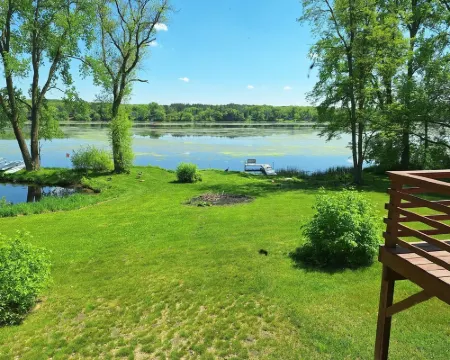 Lake Buffalo home, large lot, pet friendly 馬凱特縣酒店