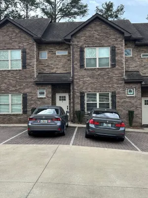 High End Townhouse 12 min walk to Campus and Downtown Hotels near Sunglass Hut