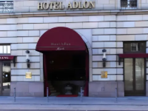 อพาร์ทเมนท์ อัม บรันเดินบัวร์เกอร์ ทอร์ โรงแรมใกล้อนุสรณ์สถานฮอโลคอสต์