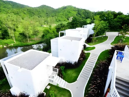 Aristo Chic Resort and Farm Отели рядом с достопримечательностью «Suan Phueng»