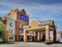Days Inn & Suites by Wyndham Brooks Hotel a 