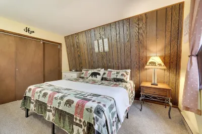 Secluded, creekfront property with lots of amenities in The Hideout