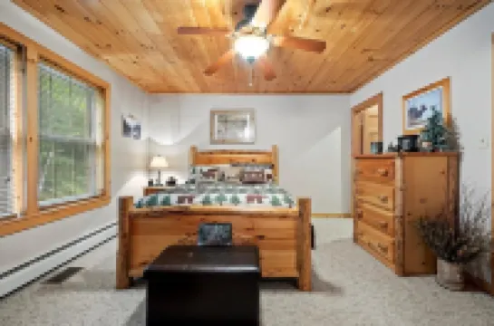 Roomy 3BR Cabin, easy access to snowmobile trail 4 & Hollywood Hills beach/ boat