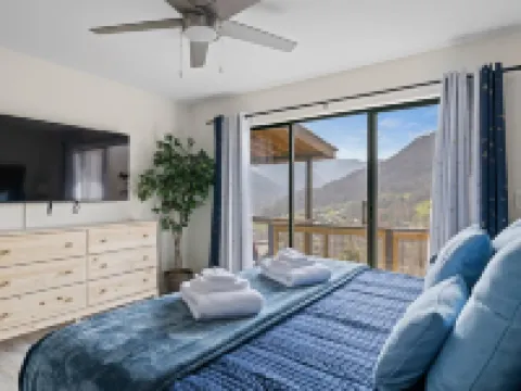 Sky High Retreat • Mountain Views • Hot Tub • Arcade Game Room • Pets OK• Skiing Hotels in Maggie Valley