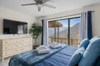 Sky High Retreat - Epic Views, Hot Tub, King Suites, Game Loft, Pet-Friendly