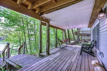 Cozy Lakefront Cabin • Fireplace • Views • Close to Skiing