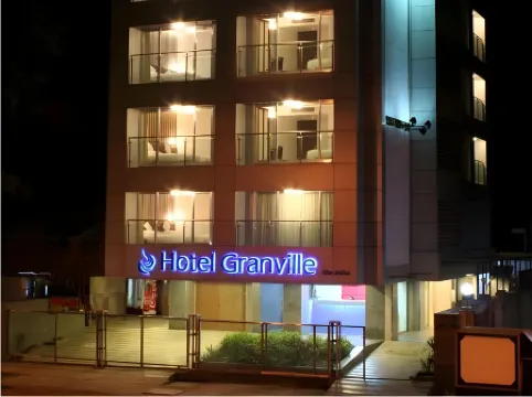 Granville Hotel Отели в г. Боривали