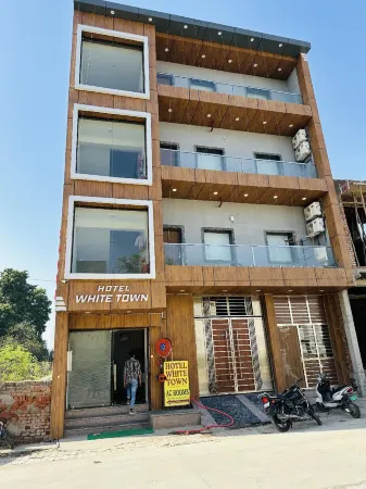 Hotel white town agra Отели в г. Махуа Кхера