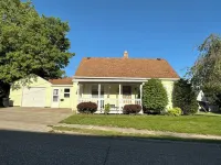 Charming 3-bedroom house with WiFi and AC in Erie Hotels near Walmart Supercenter
