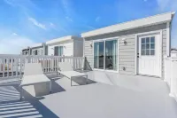 2 blocks 2 Beach, Linens+towels Included, OutdoorTV, Parking, Coffee Included