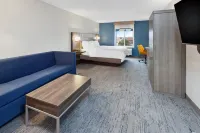 Holiday Inn Express & Suites PEKIN (PEORIA AREA) by IHG - parking