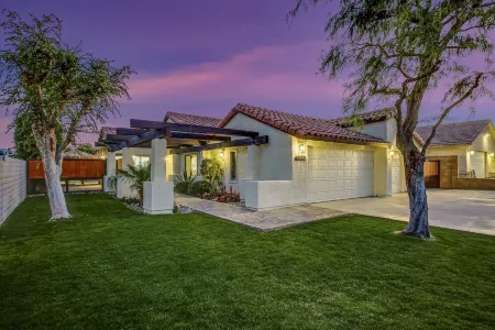 Bermuda Bliss: Pool, Spa, Misters, Ping Pong, BBQ!