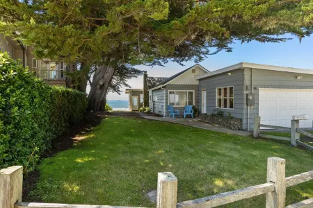 Coastal Cove Beach Bungalow! Beach Walks, Whale Watching, Agatha Hunting & More!