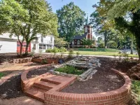 Charming 4-bedroom house with AC and WiFi in delightful Troutman Hotels in Fallstown