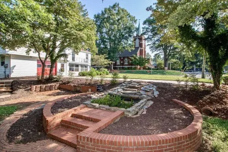 Charming 4-bedroom house with AC and WiFi in delightful Troutman