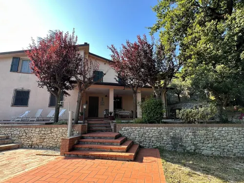 House surrounded by oak trees, ideal for families who like to relax.