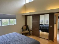 Walking distance to downtown attractions and grocery store and coffee bakery.