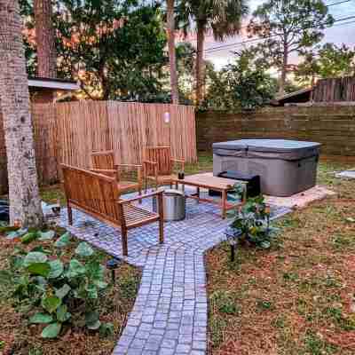 Indian River Escape ~ Hot Tub ~ Steps to River Hotel Exterior