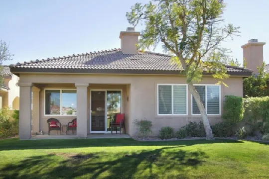 Charming 2-bedroom house with AC, in country club palms with a view of Golf C..