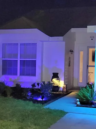 waterfront home, in a canal of the Caloosahatchee River with direct Gulf access. Отели в г. Форт-Майерс-Шорс