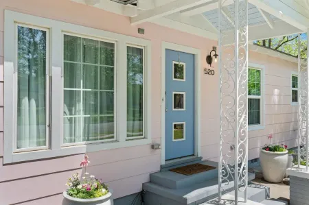 New!  LaMoyne's Place - Charming 2-bedroom cottage in the B&B capitol of Texas