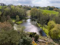 5 Bed Lake House - Sleeps 10 - Nature Reserve Hotels in Devizes