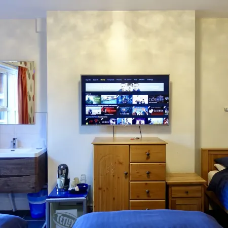Abinger Guest House Отели рядом с достопримечательностью «Стадион «Кинг Пауэр»»