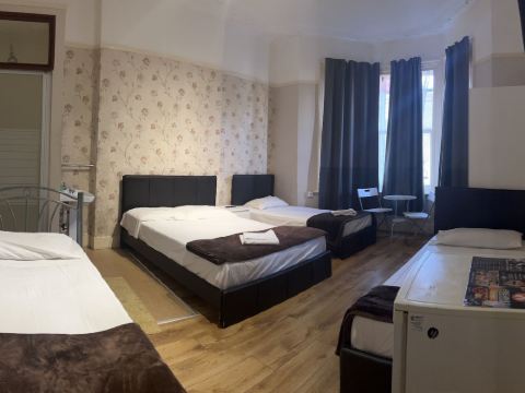 โรงแรมเดอะ คริสตัล ลอดจ์