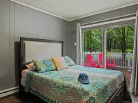 Frolic on Fern by AvantStay Enclosed Deck w Forest Views Bar Hotels in Tunkhannock Township