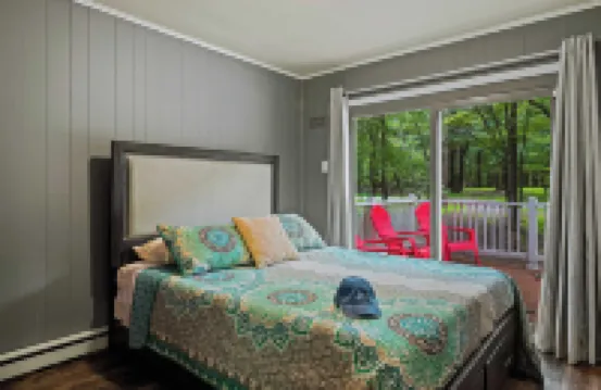 Frolic on Fern by AvantStay Enclosed Deck w Forest Views Bar