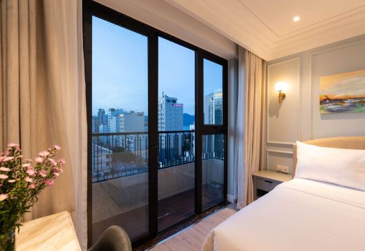 2. 루이스 모 아파..